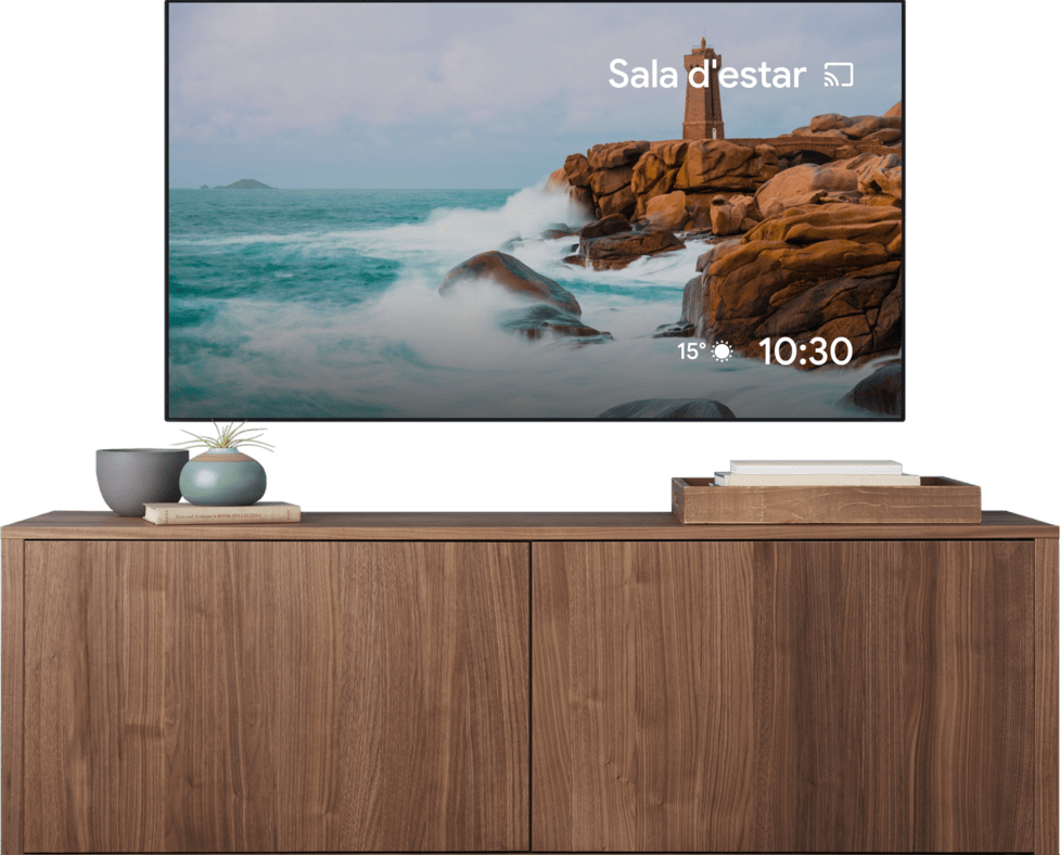 Pantalla de televisor que mostra el vídeo d'una persona que aplana una massa amb un corró, i que mostra que el mateix vídeo s'està emetent en un portàtil.