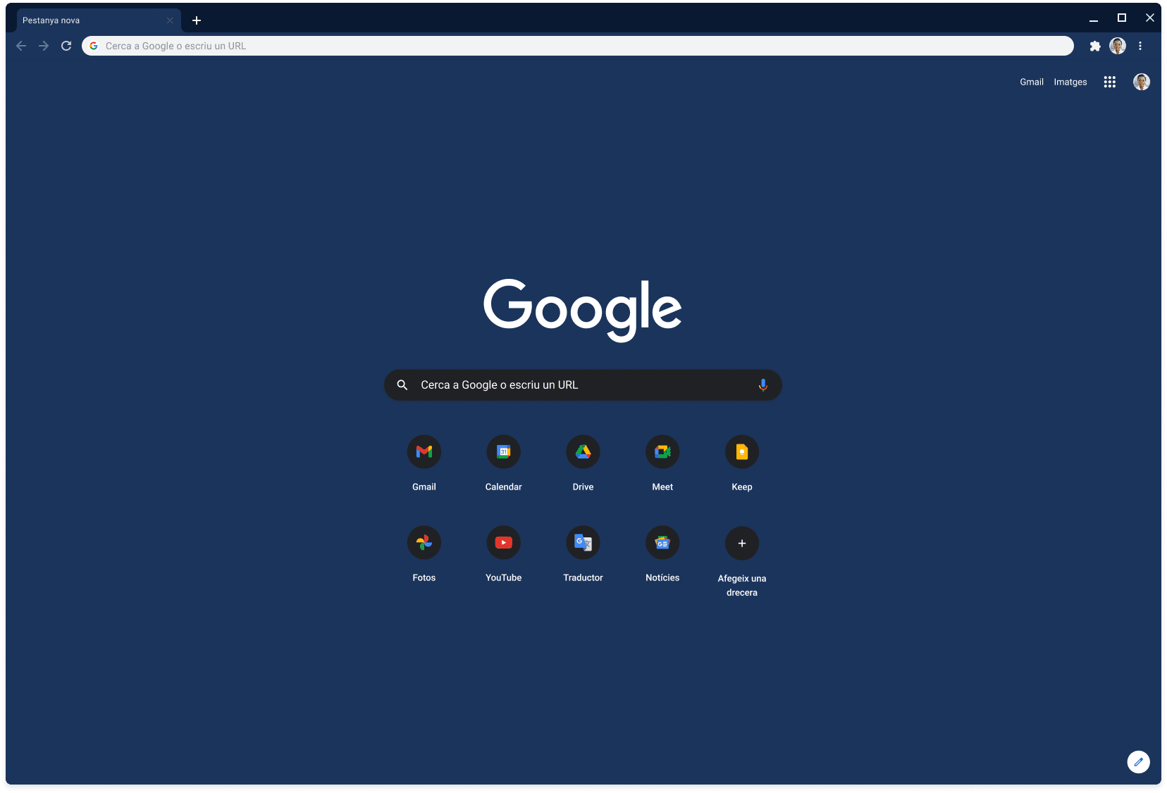 Finestra del navegador Chrome que mostra Google.com, amb el tema pissarra.